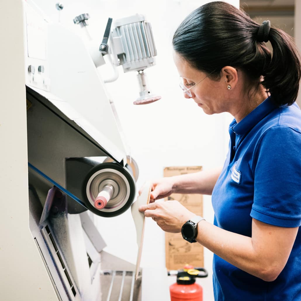 Schleifen einer orthopädischen Einlage in der Orfi Werkstatt