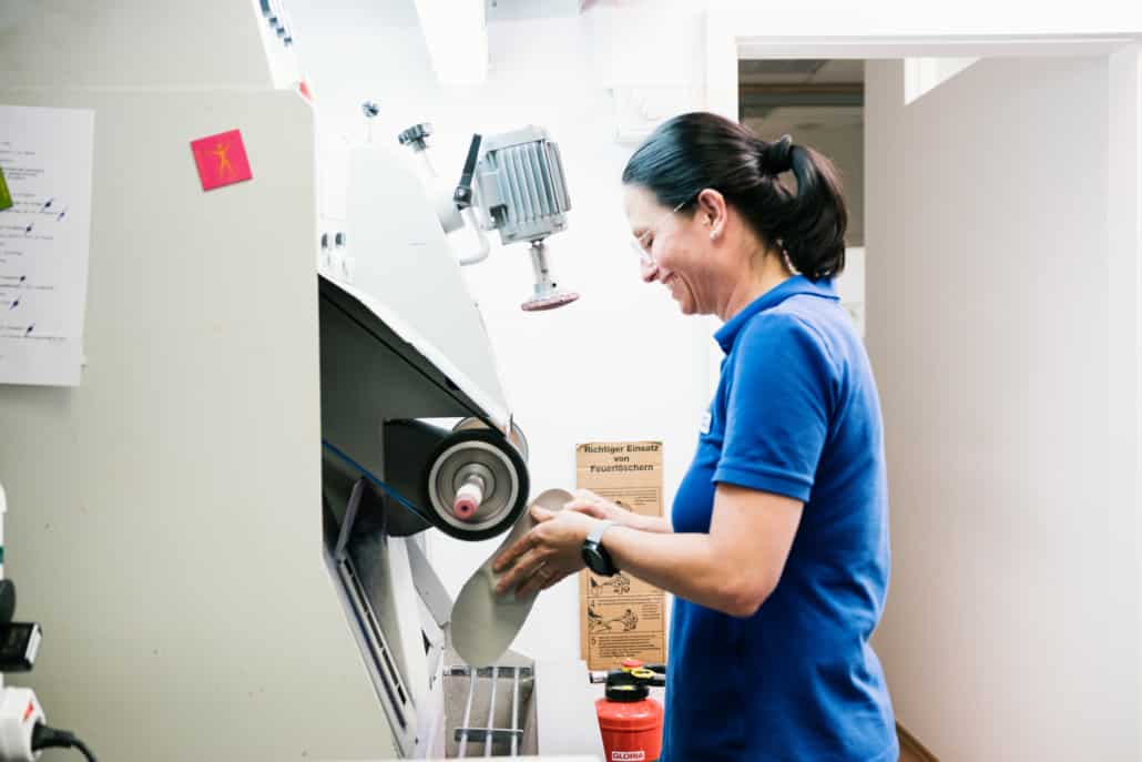 Schleifen einer Einlage in der Orfi Werkstatt